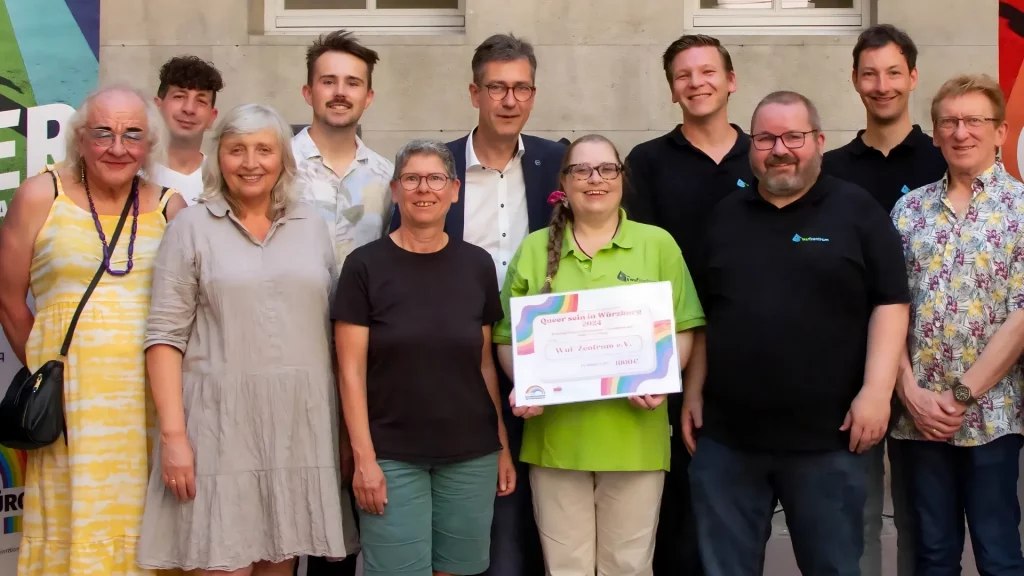 Gruppenfoto bei der Preisverleihung „Queer sein in Würzburg 2024“ mit dem Bürgermeister, dem QuF-Team, dem WUF-Zentrum und der Gleichstellungsstelle der Stadt Würzburg.