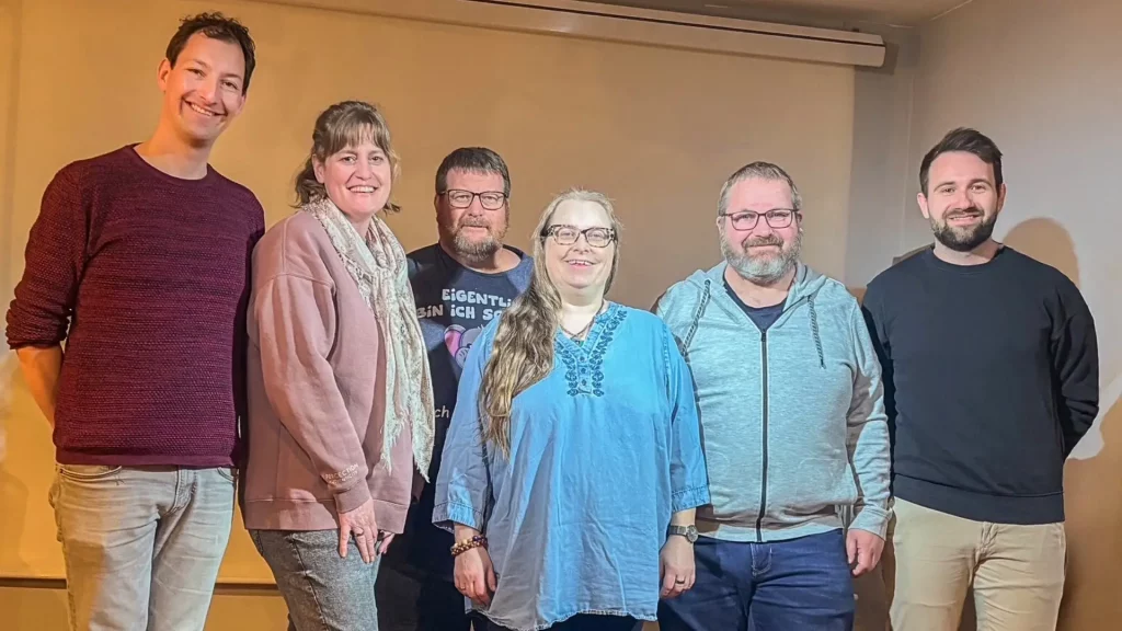 Der Vorstand des WuF-Zentrums Würzburg e. V. steht gemeinsam für ein Gruppenfoto im Zentrum. Sie setzen sich für queeres Leben, Vielfalt und Engagement in Würzburg ein.